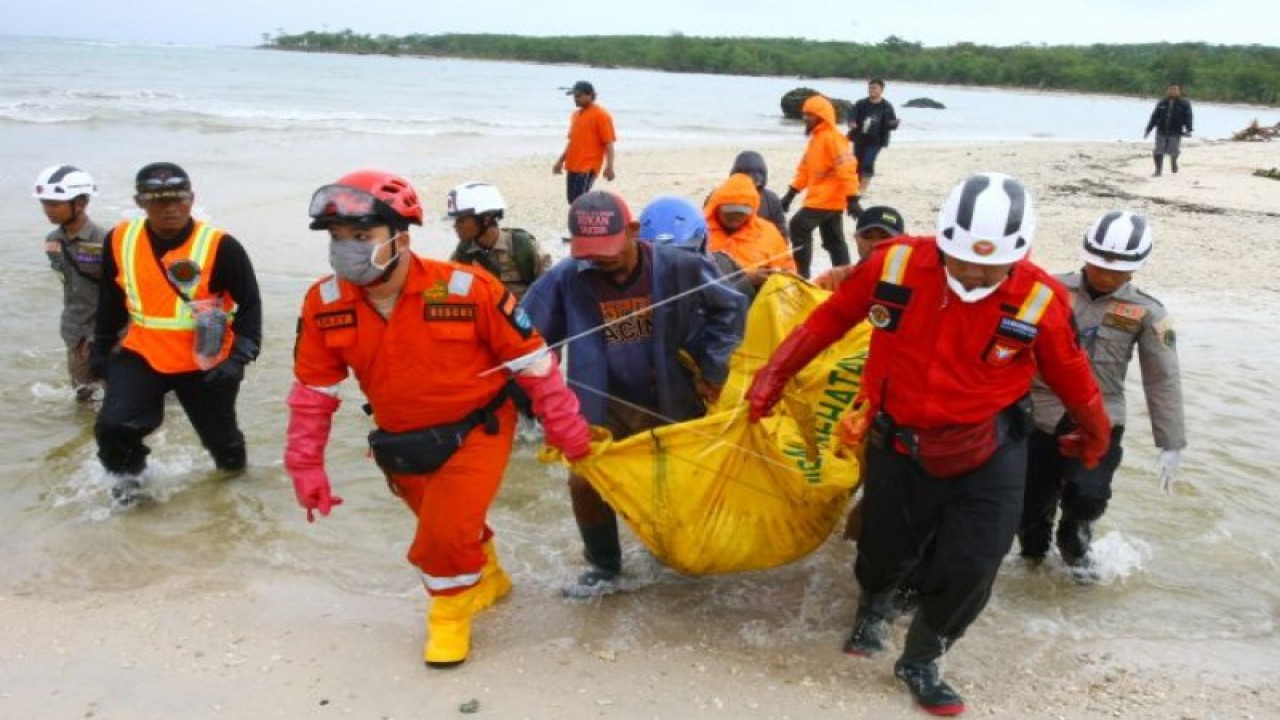 Dokumen - Tim SAR gabungan mengevakuasi jenazah korban tsunami yang ditemukan di hutan bakau di kawasan wistata Tanjung Lesung, Banten, Selasa (25/12/2018). Menurut data BNPB sejauh ini sudah terdata 429 korban tewas akibat bencana tsunami Selat Sunda, sementara di Tanjung Lesung sendiri sudah lebih dari 54 Jenazah yang berhasil ditemukan. (ANTARA FOTO/Muhammad Iqbal) (ANTARA FOTO/Muhammad Iqbal/)