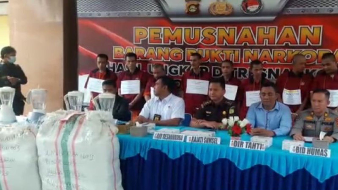 Aparat Direktorat Reserse Narkoba Kepolisian Daerah Sumatera Selatan memusnahkan barang bukti ganja sebanyak 70,8 kilogram di Palembang, Kamis (22/6/2023). ANTARA/M. Riezko Bima Elko P.