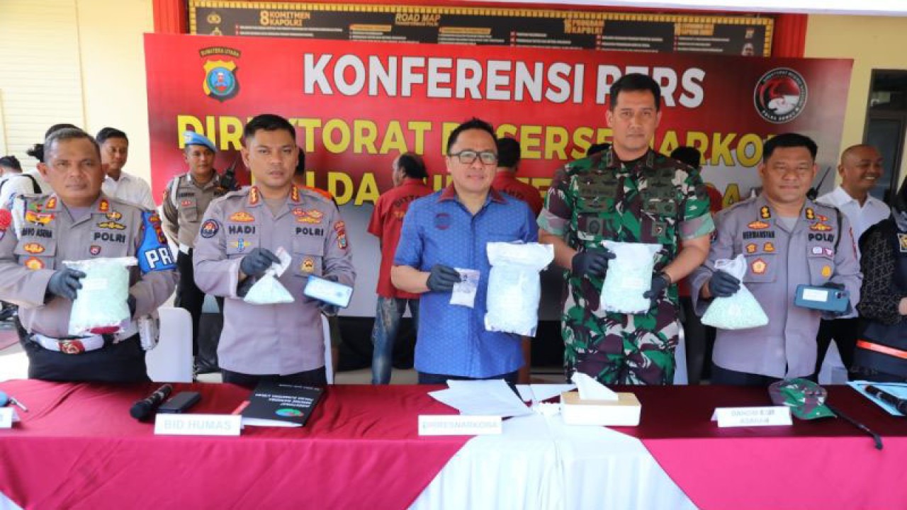 Direktur Reserse Narkoba Polda Sumatera Utara, Kombes Pol Yemi Mandagi (nomor tiga dari kanan) saat memperlihatkan barang bukti pil ekstasi. (ANTARA/HO-Humas Polda Sumut).