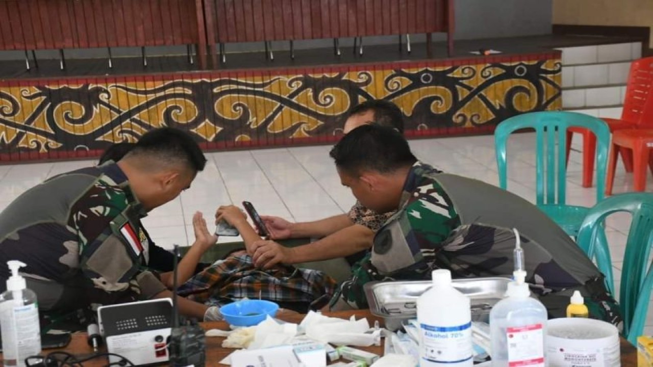 Prajurit Satgas Pamtas Yonarmed 16/TK melaksanakan sunatan masal di Desa Panga Kecamatan Entikong perbatasan RI-Malaysia, Kabupaten Sanggau Provinsi Kalimantan Barat. ANTARA/HO-Yonarmed 16/TK.