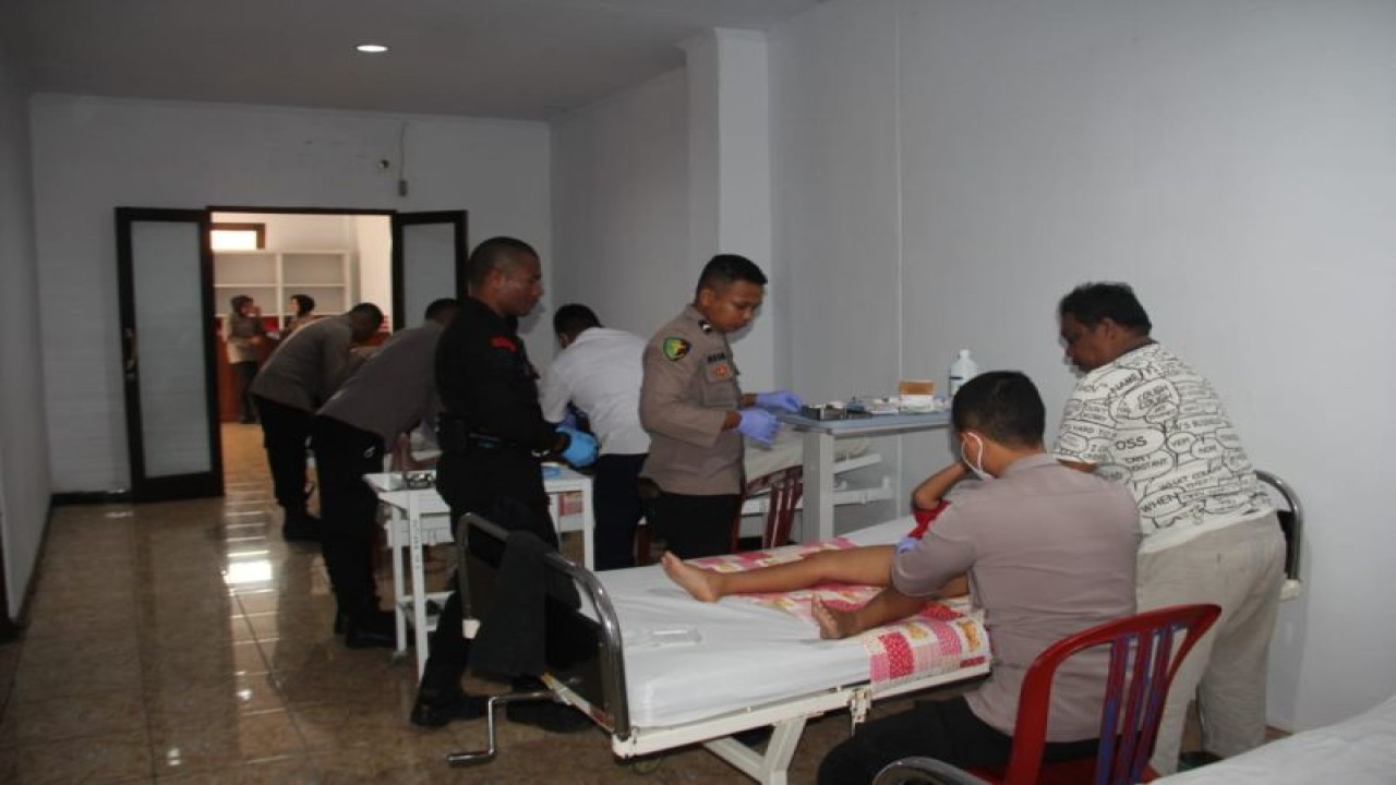 Sunatan massal gratis di Rumah Sakit Bhayangkara Ambon, Kamis. (ANTARA/Winda Herman)