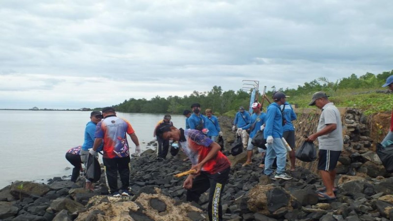 Kantor Unit Penyelenggara Pelabuhan Kelas III Sungai Nyamuk bersama Agen Perusahaan Pelayaran dan para Tenaga Kerja Bongkar Muat Pelabuhan Sebatik melaksanakan bersih laut dan pantai di lingkungan Pelabuhan Sungai Nyamuk, Kabupaten Nunukan, Senin (26/6). ANTARA/HO-Kantor UPP Kelas III Sungai Nyamuk, Sebatik, Nunukan.