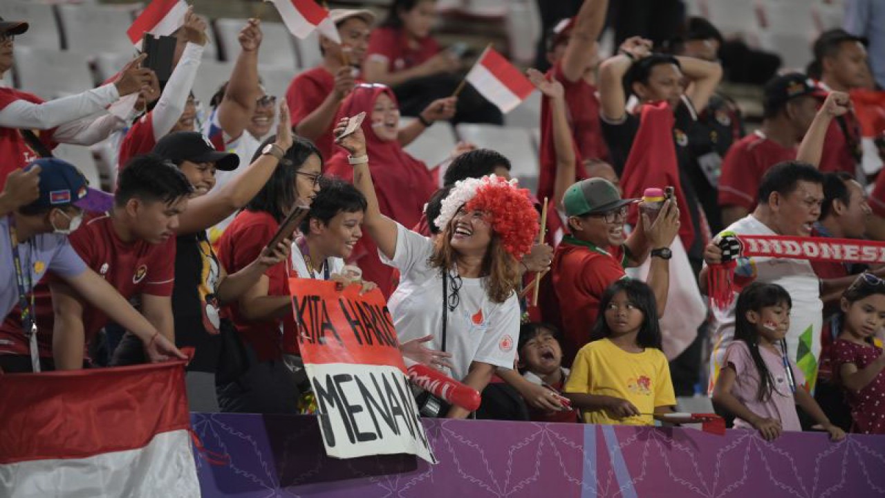Suporter memberikan dukungan saat pertandingan sepak bola antara Indonesia melawan Myanmar pada semifinal sepak bola CP ASEAN Para Games 2023 di National Olympic Stadium, Phnom Penh, Kamboja, Rabu (7/6/2023). Indonesia melaju ke final setelah mengalahkan Myanmar dengan skor 5-1. ANTARA FOTO/Zabur Karuru/tom. (ANTARA FOTO/ZABUR_KARURU)