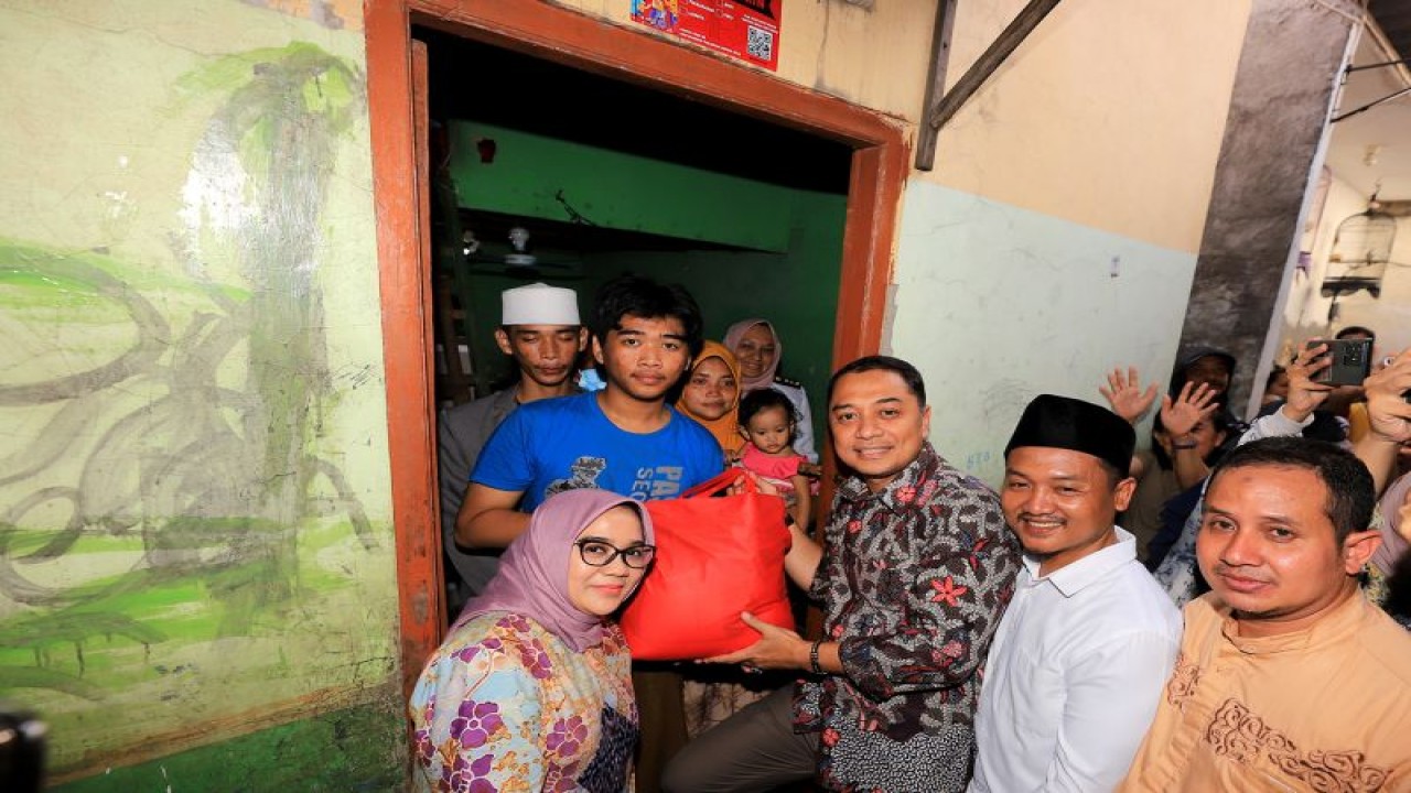 Wali Kota Eri Cahyadi bersama Ketua TP PKK Surabaya Rini Indriyani mendatangi rumah keluarga Choirul-Yuyun di Jalan Bulak Rukem Timur II No 14-B Surabaya, Rabu (14/6/2023). (ANTARA/HO-Diskominfo Surabaya)
