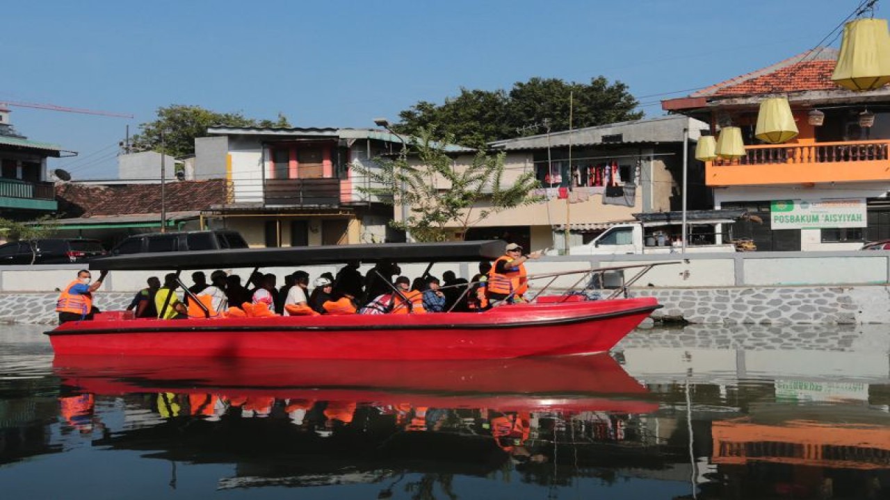 Wali Kota Surabaya Eri Cahyadi saat meresmikan Taman Asreboyo (Asli Arek Suroboyo) di Ngagel, Kecamatan Wonokromo, Kota Surabaya, Minggu (21/5/2023). (ANTARA/HO-Diskominfo Surabaya)