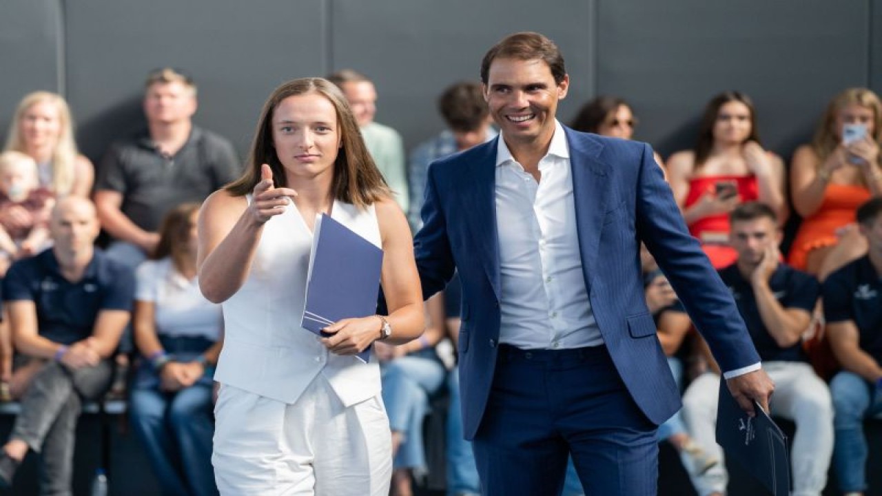 Petenis putri Polandia Iga Swiatek berfoto bersama petenis Spanyol Rafael Nadal dalam acara wisuda Rafa Nadal Academy di Mallorca, Spanyol, Rabu (14/6/2023). (Rafa Nadal Academy)