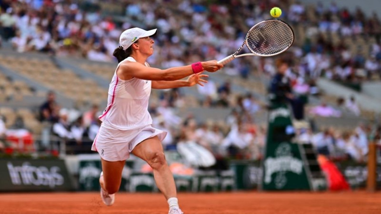 Petenis putri Polandia Iga Swiatek saat pertandingan semifinal French Open melawan petenis Brazil Beatriz Haddad Maia di Paris 8 Juni 2023. (ANTARA/AFP) (AFP/EMMANUEL DUNAND)