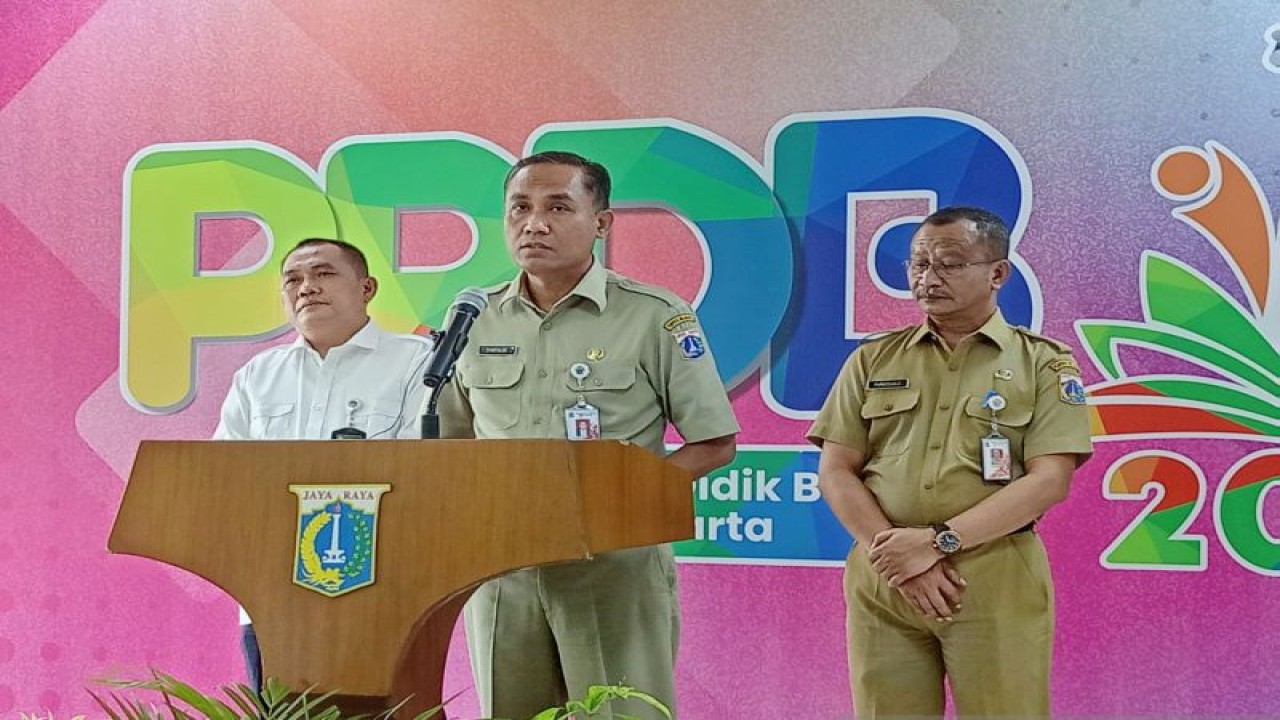 Pelaksana Tugas (Plt) Kepala Dinas Pendidikan Provinsi DKI Jakarta Syaefuloh Hidayat di Kantor Dinas Pendidikan DKI Jakarta, Jalan Jenderal Gatot Subroto, Kuningan, Jakarta Selatan, Senin (12/6/2023). (ANTARA/Siti Nurhaliza)