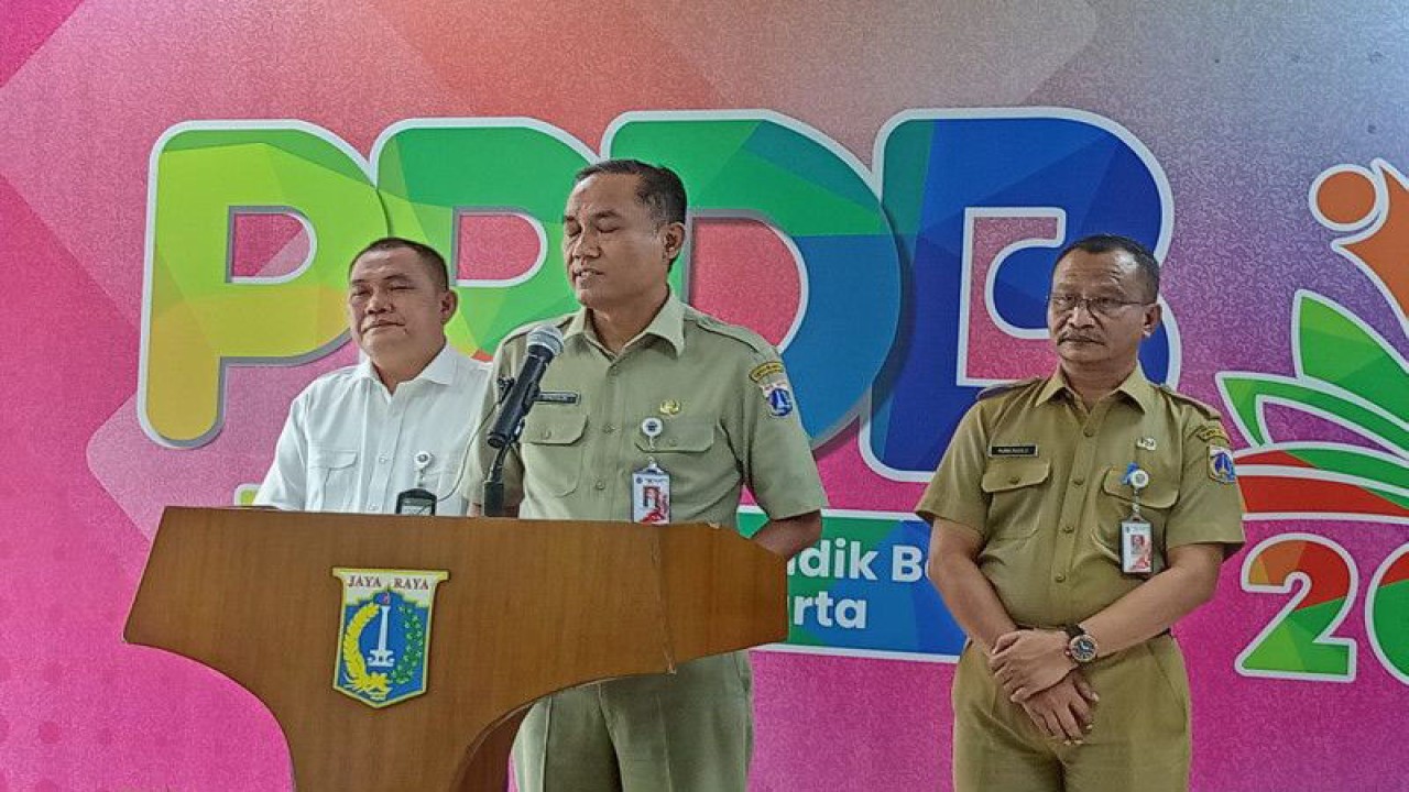 Pelaksana Tugas (Plt) Kepala Dinas Pendidikan Provinsi DKI Jakarta Syaefuloh Hidayat di Kantor Dinas Pendidikan DKI Jakarta, Jalan Jenderal Gatot Subroto, Kuningan, Jakarta Selatan, Senin (12/6/2023). ANTARA/Siti Nurhaliza