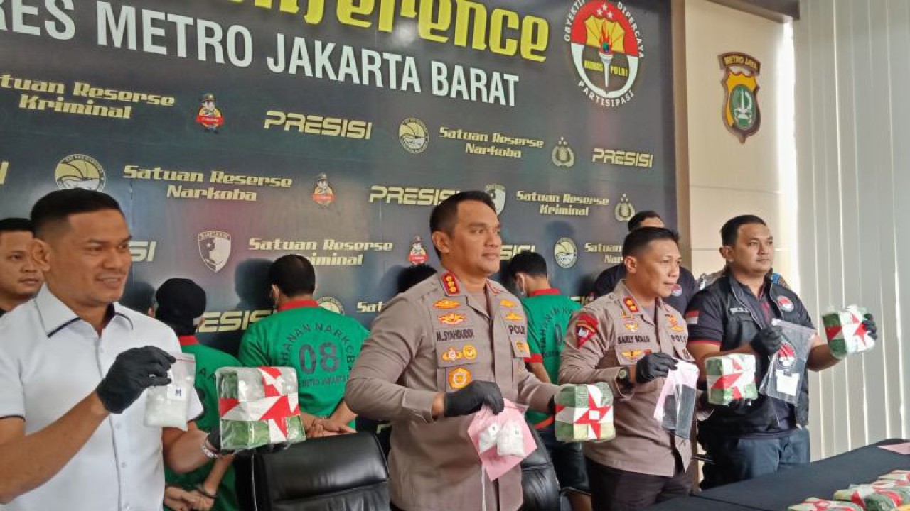 Kapolres Metro Jakarta Barat Kombes Pol M. Syahduddi dalam jumpa pers mengungkap tiga kasus peredaran narkotika jenis sabu sebanyak 18,6 kilogram di Polres Metro Jakarta Barat, Jakarta, Kamis (8/6/2023). ANTARA/Risky Syukur