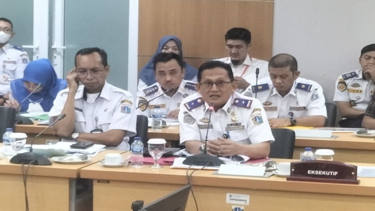 Wakil Kepala Dinas Perhubungan DKI Jakarta, Syaripudin saat rapat dengan Komisi B DPRD di Gedung DPRD DKI, Rabu (7/6/2023). ANTARA/Walda