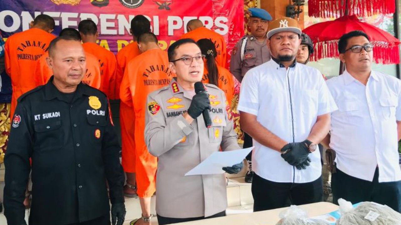 Kepala Kepolisian Resor Kota Denpasar Komisaris Besar Polisi Bambang Yugo Pamungkas (kedua dari kiri) didampingi Kasi Humas Polresta Denpasar AKP Ketut Sukadi (paling kiri) dan Kasatres Narkoba Polresta Denpasar Kompol. Mirza Gunawan (kedua dari kanan) memberikan keterangan kepada wartawan terkait pengungkapan kasus peredaran gelap narkoba pada konferensi pers di Mako Polresta Denpasar, Bali, Jumat (30/6/2023). ANTARA/Rolandus Nampu