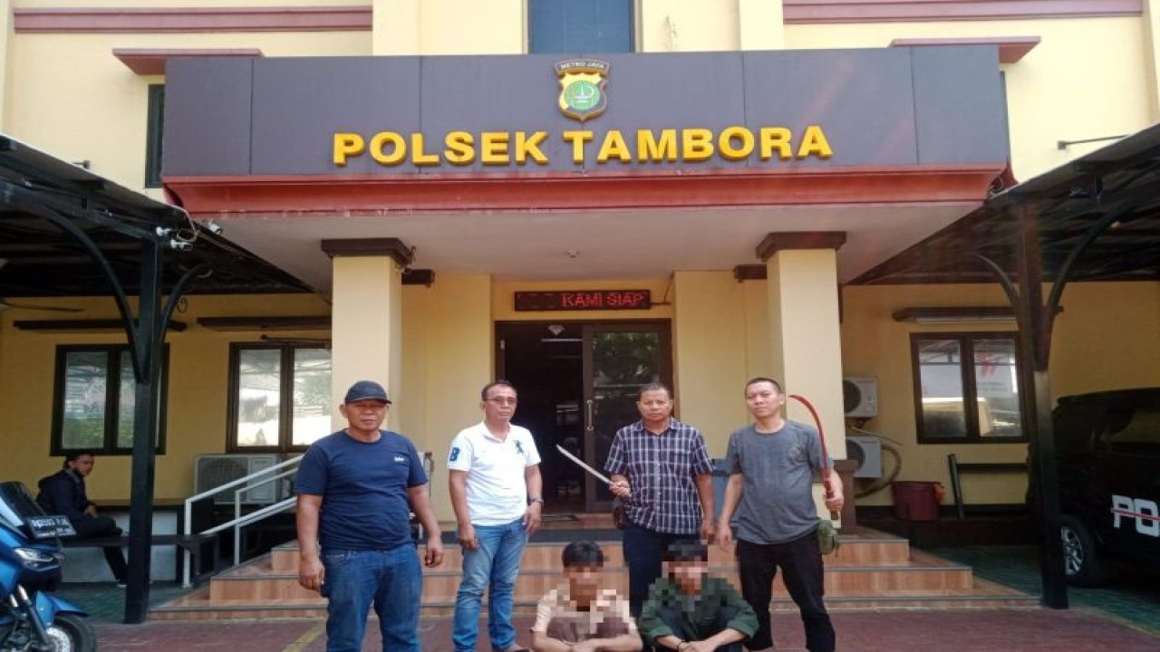 Personel Kepolisian Sektor Tambora meringkus dua pelajar dari wilayah Jakarta Utara karena membawa senjata tajam dan diduga untuk tawuran antarpelajar, Rabu (7/6/2023). ANTARA/HO-Polsek Tambora