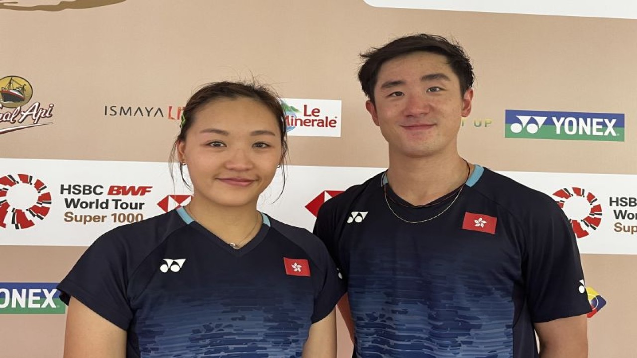 Pasangan ganda campuran Hong Kong Tang Chun Man/Tse Ying Suet berfoto bersama usai ditemui awak media di Istora Senayan Jakarta, Jumat (16/5/2023). (ANTARA/Arnidhya Nur Zhafira)