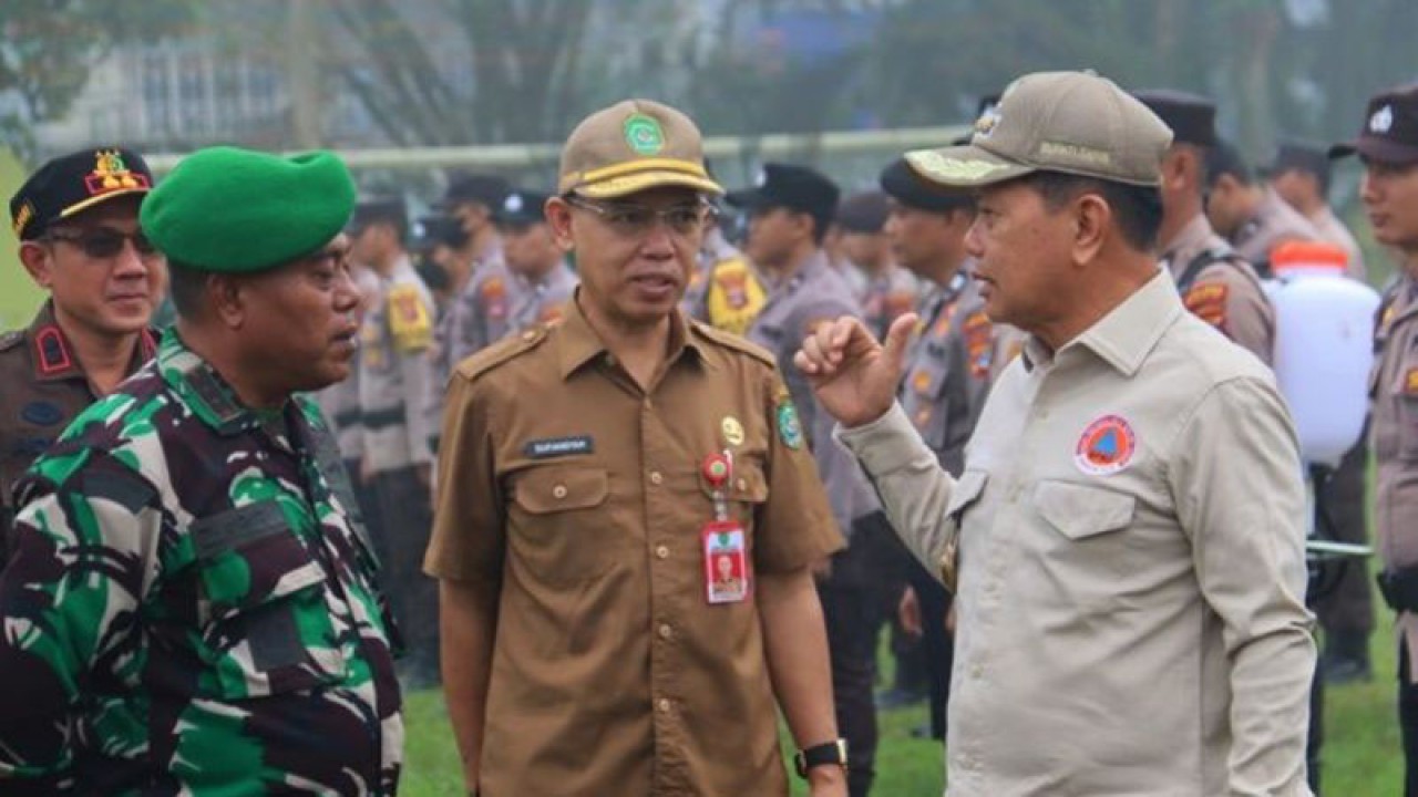 Bupati Tapin HM Arifin Arpan (kanan) bersama sekretaris daerah dan anggota Kodim 1010 Tapin saat memastikan satuan tugas karhutla siap menghadapi potensi dampak bencana di Lapangan Dwi Dharma Rantau, Selasa(13/06/2023). ANTARA/Pemkab Tapin/mff
