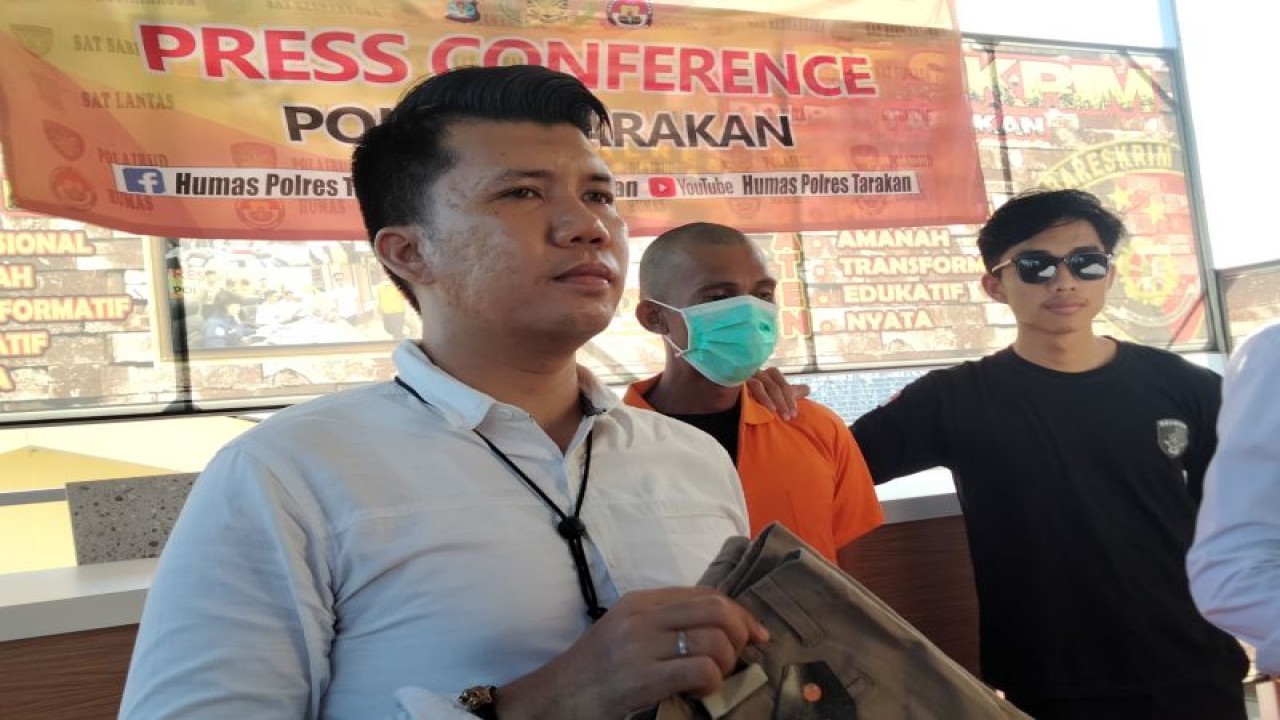 Kasat Reskrim Polres Tarakan Iptu Randhya Sakthika Putra (kiri) dengan tersangka pembobol toko serba ada Ramayana di Tarakan, Selasa (6/6/2023). ANTARA/Susylo Asmalyah.