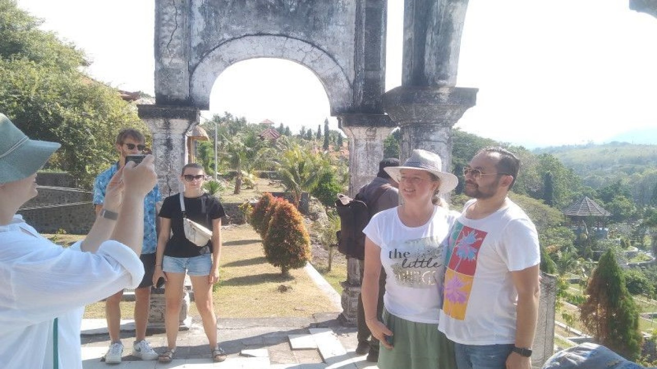 Wisatawan mancanegara mengabadikan diri dengan latar peninggalan Kerajaan Karangasem di objek wisata sejarah Taman Soekasada Ujung, Kabupaten Karangasem, Bali, Rabu (28/6/2023). ANTARA/Dewa Ketut Sudiarta Wiguna