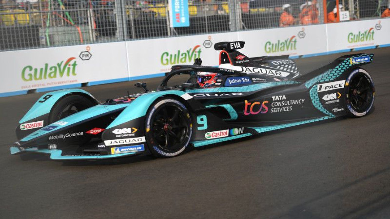 Pembalap tim Jaguar TCS Mitch Evans melambaikan tangan ke arah penonton usai memenangi seri kesembilan Formula E di Jakarta International E-Prix Circuit (JEIC) Ancol, Jakarta, Sabtu (4/6/2022). . ANTARA FOTO/Hafidz Mubarak A/aww.