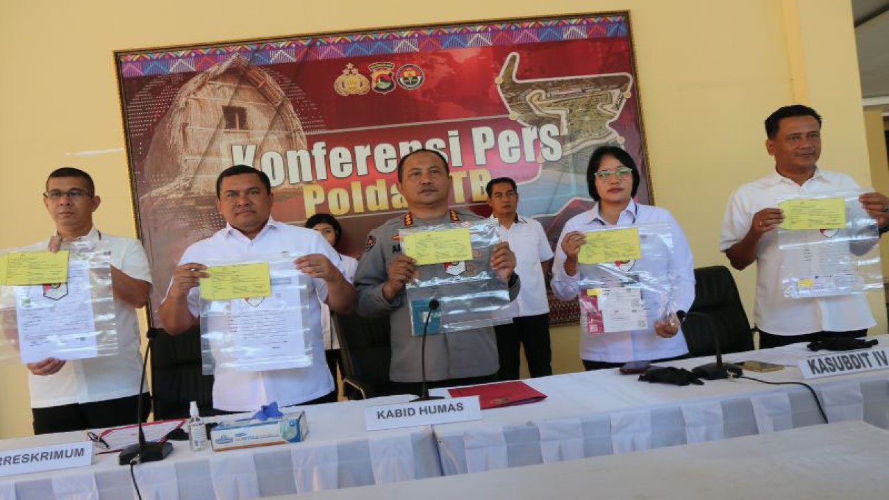 Dirreskrimum Polda NTB Kombes Pol. Teddy Ristiawan (kedua kiri) didampingi Kepala Bidang Humas Polda NTB Kombes Pol. Arman Asmara Syarifuddin (tengah) beserta jajaran Ditreskrimum menunjukkan barang bukti dan tersangka kasus TPPO di Mataram, NTB, Rabu (7/6/2023). ANTARA/Dhimas B.P.
