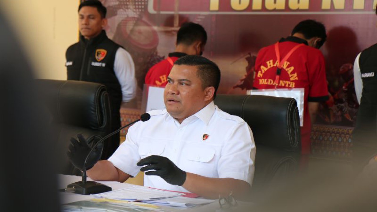 Dirreskrimum Polda NTB Kombes Pol. Teddy Ristiawan memberikan keterangan pers terkait keberhasilan Tim Subsatgasda TPPO Polda NTB menggagalkan aksi perekrutan CPMI nonprosedural di Mataram, NTB, Senin (12/6/2023). (ANTARA/Dhimas B.P.)