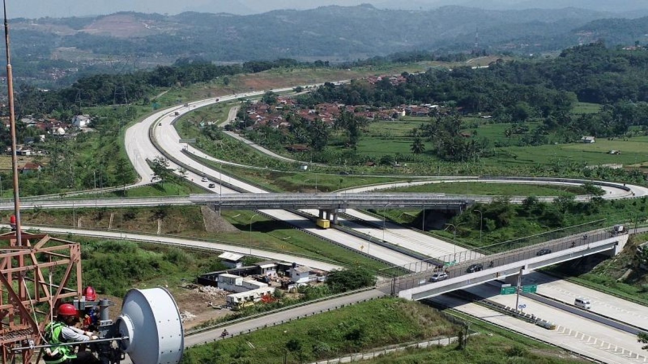 Teknisi sedang memasang BTS di sepanjang Tol Cisumdawu, Jawa Barat. ANTARA/HO-XL Axiata.
