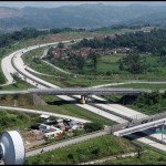 Teknisi sedang memasang BTS di sepanjang Tol Cisumdawu, Jawa Barat. ANTARA/HO-XL Axiata.-1687773469