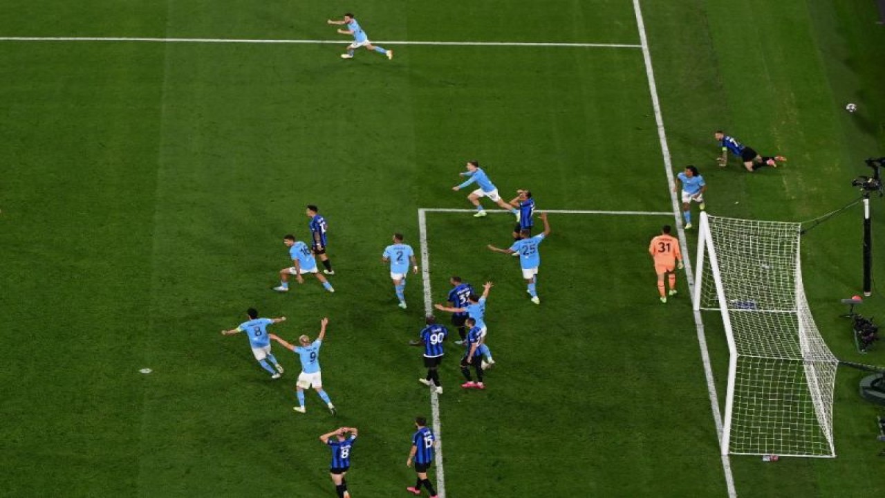 Para pemain Manchester City merayakan keberhasilan mereka memenangkan pertandingan final Liga Champions kontra Inter Milan di Stadion Ataturk Olympic, Istanbul, Turki, Sabtu (10/6/2023). Manchester City menang dengan skor 1-0. (ANTARA/AFP/OZAN KOSE)