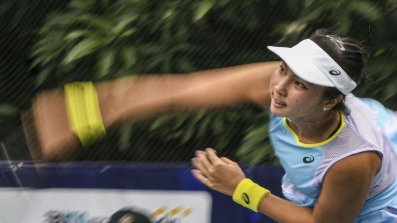 Arsip - Petenis Jawa Timur, Aldila Sutjiadi melakukan servis ke arah lawannya petenis Kalimantan Selatan, Fadona Titalyana dalam final Mandiri Tennis Open 2022 di Jakarta, Minggu (13/2/2022). (ANTARA FOTO/M Risyal Hidayat/foc)