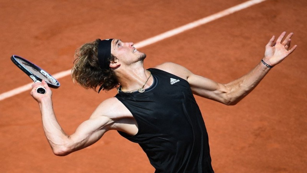 Germany's Alexander Zverev serves the ball to Russia's Roman Safiullin during their men's singles second round tennis match on Day 4 of The Roland Garros 2021 French Open tennis tournament in Paris on June 2, 2021. (Photo by Christophe ARCHAMBAULT / AFP) (AFP/CHRISTOPHE ARCHAMBAULT)