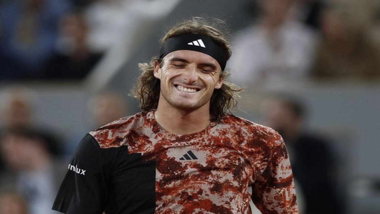 Petenis Yunani Stefanos Tsitsipas bereaksi selama pertandingan perempat final French Open melawan petenis Spanyol Carlos Alcaraz di Roland Garros, Paris, Prancis, Selasa (6/6/2023). (ANTARA/REUTERS/Benoit Tessier)