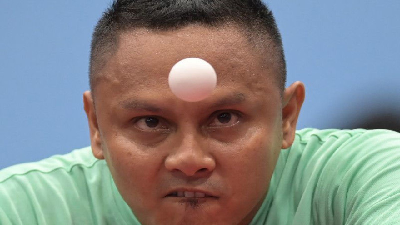 Petenis meja Indonesia M Rian Prahasta melakukan servis ke petenis meja Thailand C Punpoo pada final beregu TT8 ASEAN Para Games 2023 di Morodok Techo National Stadium, Phnom Penh, Kamboja, Senin (5/6/2023). Tim beregu putra kelas TT8 Indonesia berhasil meraih medali emas setelah mengalahkan Thailand dengan skor 2-1. ANTARA FOTO/Zabur Karuru/foc.