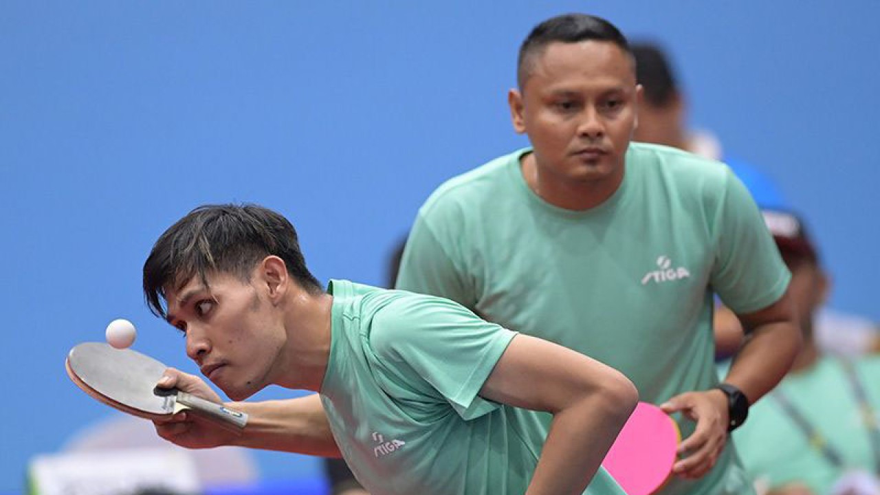 Petenis meja ganda putra Indonesia Banyu Tri Mulyo (kiri) dan M Rian Prahasta (kanan) melakukan servis ke petenis meja ganda putra Thailand Phisit W dan Komkrit Charitsat pada bakan final tenis meja beregu TT8 ASEAN Para Games 2023 di Morodok Techo National Stadium, Phnom Penh, Kamboja, Senin (5/6/2023). ANTARA FOTO/Zabur Karuru/nym/aa