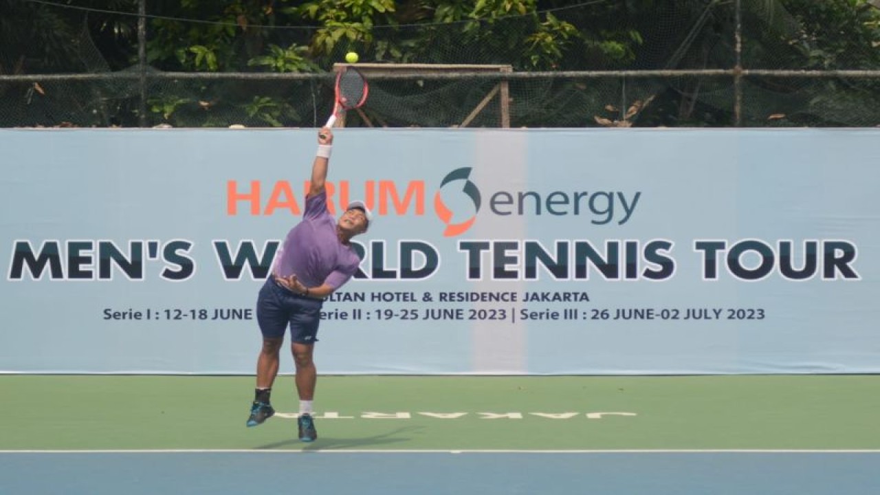 Petenis putra Indonesia Achad Imam Maruf beraksi dalam pertandingan final kualifikasi Harum Energy Men's World Tennis Tour 2023 melawan petenis Ukraina Vadym Konovchuk di Lapangan Tenis The Sultan Hotel and Residence Jakarta, Selasa (13/6/2023). (ANTARA/HO)