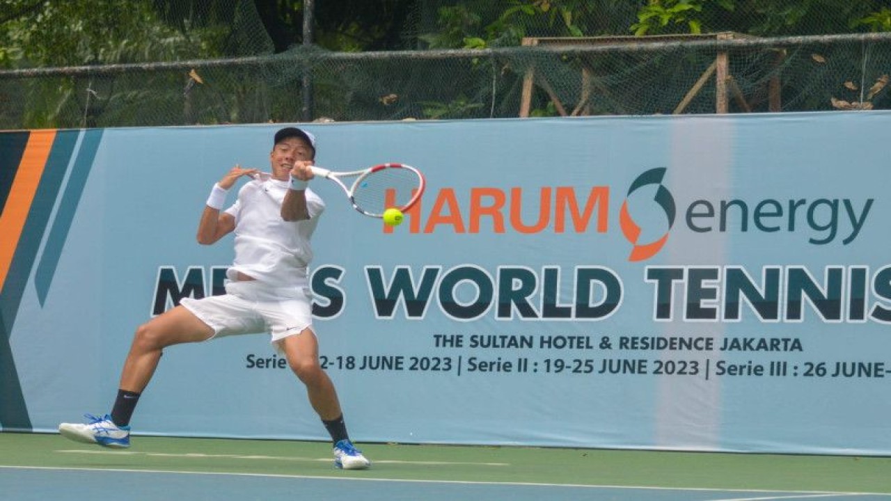 Petenis putra Indonesia Justin Barki beraksi dalam babak pertama Harum Energy Men's World Tennis Tour 2023 melawan petenis India Siddhant Bhantia di Lapangan Tenis The Sultan Hotel and Residence Jakarta, Rabu (14/6/2023). (ANTARA/HO)