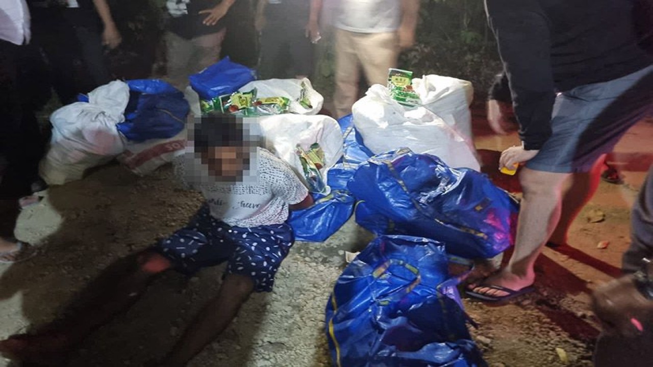 Terduga pelaku penyelundupan narkoba bersama barang bukti 348 kilogram sabu di Aceh Utara. Minggu (18/6/2023). ANTARA/HO-Humas Kanwil DJBC Aceh