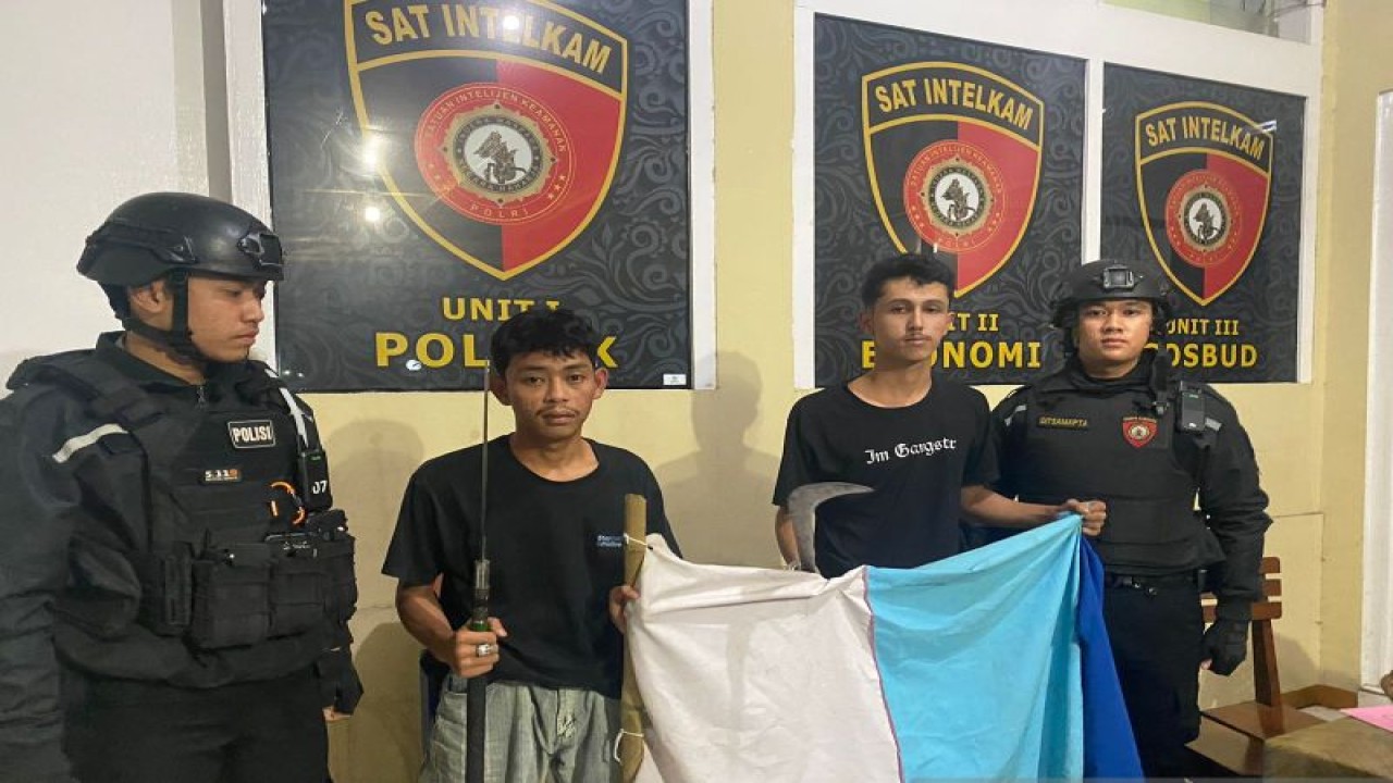 Dua terduga anggota geng motor yang diciduk Tim Patroli Presisi Polres Sukabumi Kota di Jalan Raya Ahmad Yani, Kecamatan Warudoyong, Kota Sukabumi, Jabar pada Rabu, (28/6) akibat kedapatan membawa senjata tajam jenis katana dan clurit. Antara/Aditya Rohman