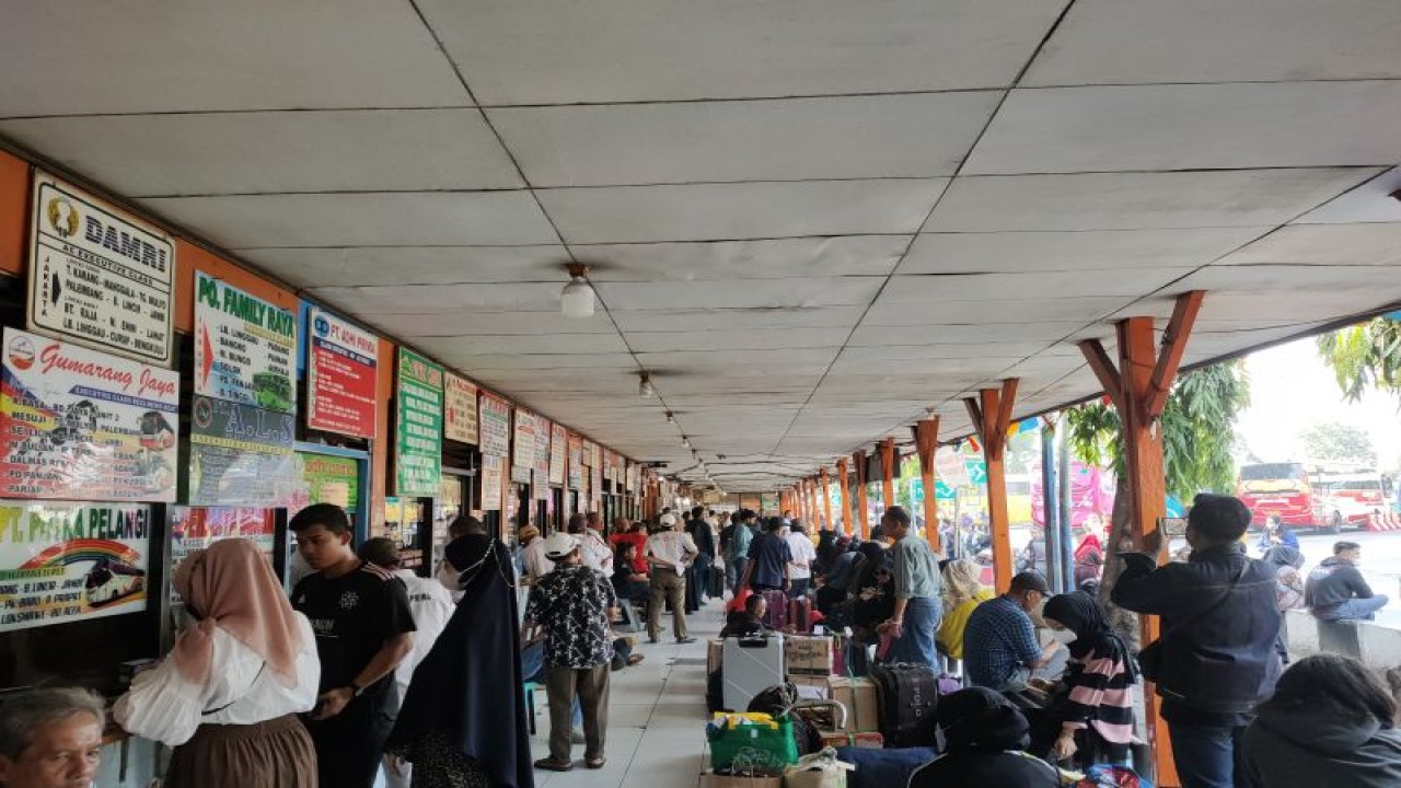 Situasi penumpang di depan loket penjualan tiket Terminal Kalideres, Selasa (27/6/2023). ANTARA/Risky Syukur