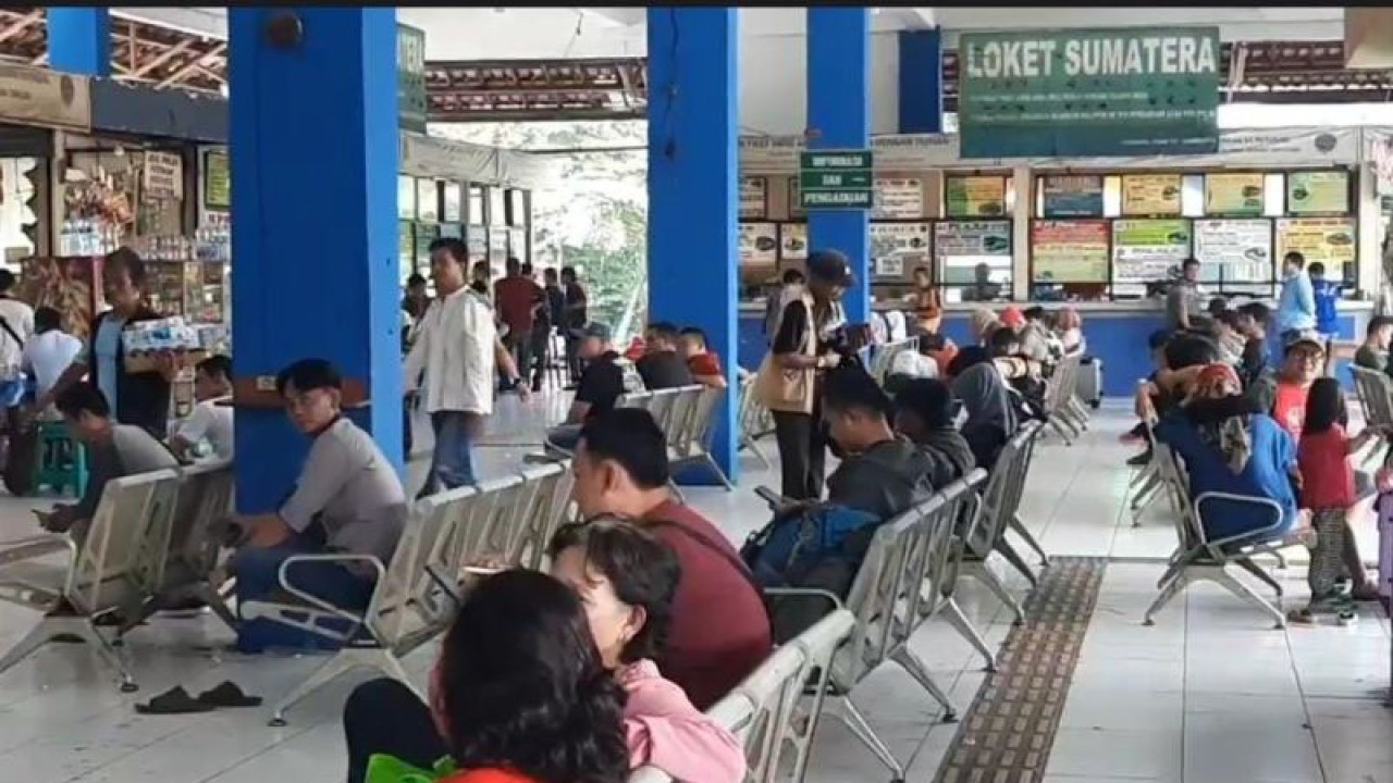 Sejumlah penumpang menunggu kedatangan bus di Terminal Kampung Rambutan, Kecamatan Ciracas, Jakarta Timur, Jumat (23/6/2023). ANTARA/Syaiful Hakim