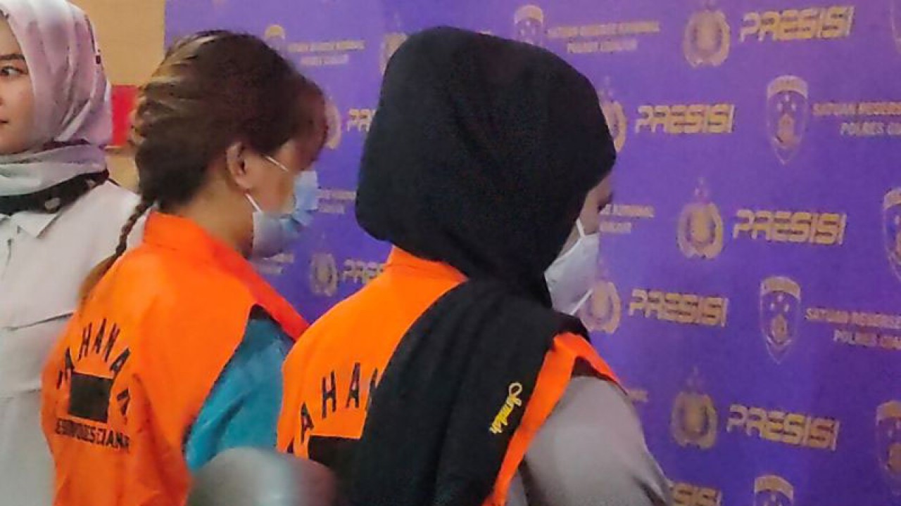 Dua orang ibu rumah tangga warga Kecamatan Cibeber, Kabupaten Cianjur, Jawa Barat, sindikat pemberangkatan pekerja migran ilegal ditangkap Polres Cianjur. (ANTARA/Ahmad Fikri). (Ahmad Fikri)