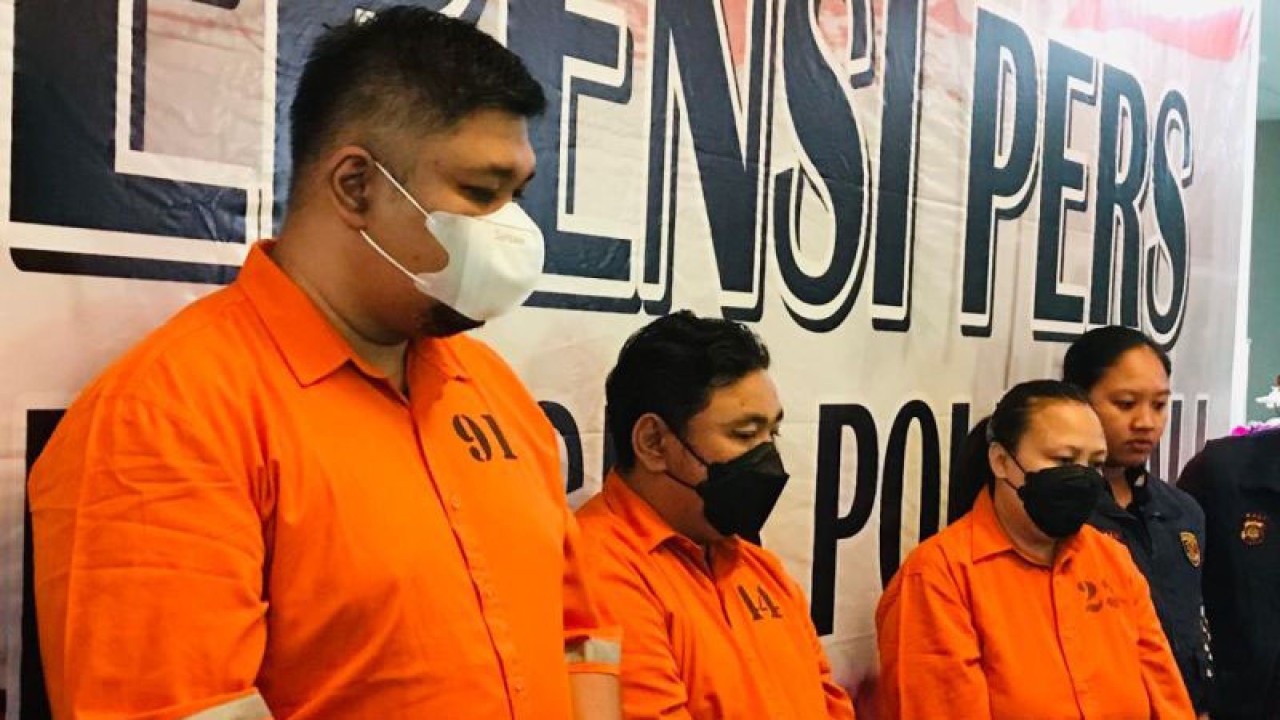 Direktur utama PT Mutiara Abadi Gusmawan Diamond berinisial MA (kiri) sebagai tersangka kasus tindak pidana perdagangan orang (TPPO) dan penipuan calon pekerja migran Indonesia mengenakan rompi dengan tangan diborgol di Gedung Direktorat Reserse Kriminal Khusus Polda Bali, Denpasar, Selasa (20/6/2023). ANTARA/Rolandus Nampu