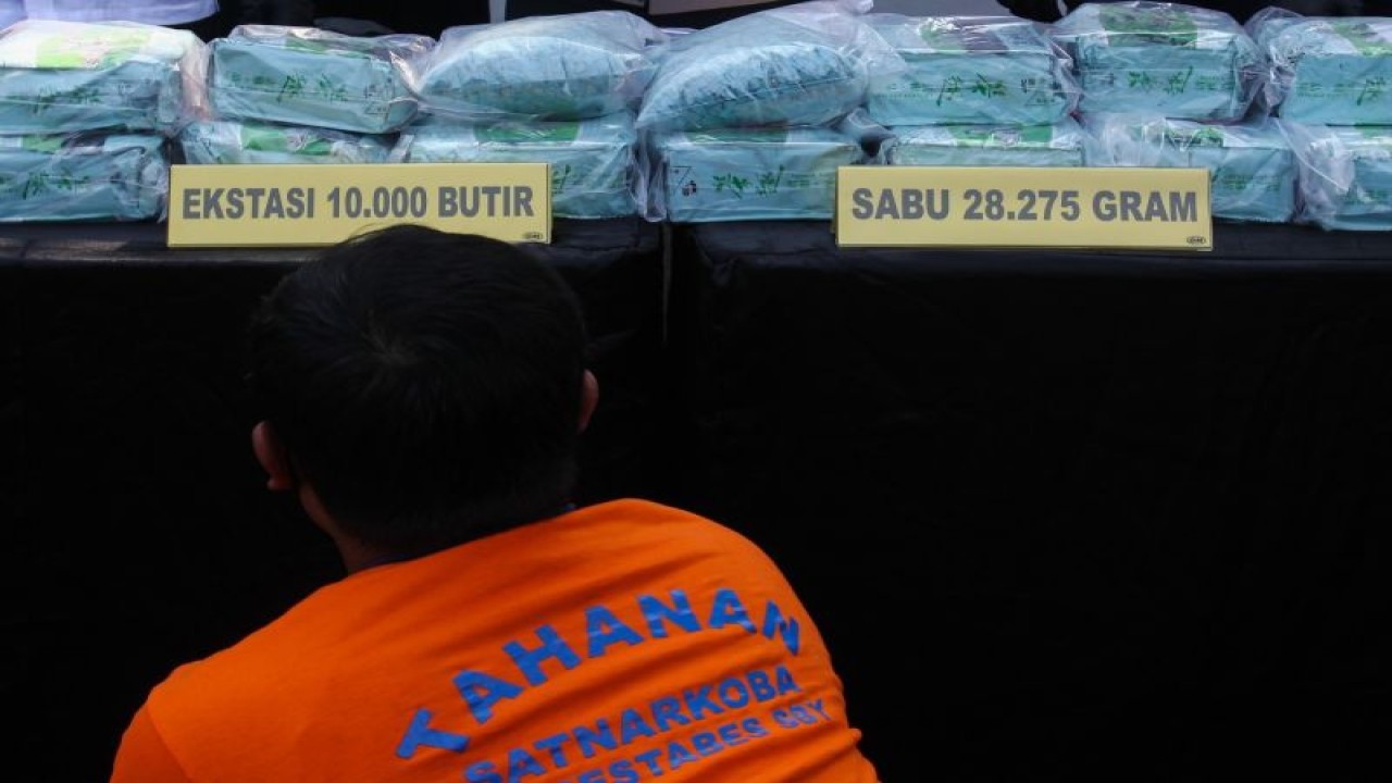 Polisi merilis tersangka pengedar narkotika Pendik Irawan beserta barang buktinya berupa sabu-sabu seberat 28,3 kilogram dan pil ekstasi sebanyak 10 ribu butir di halaman Markas Polrestabes Surabaya, Selasa (20/6/2023). (ANTARA/Didik Suhartono)