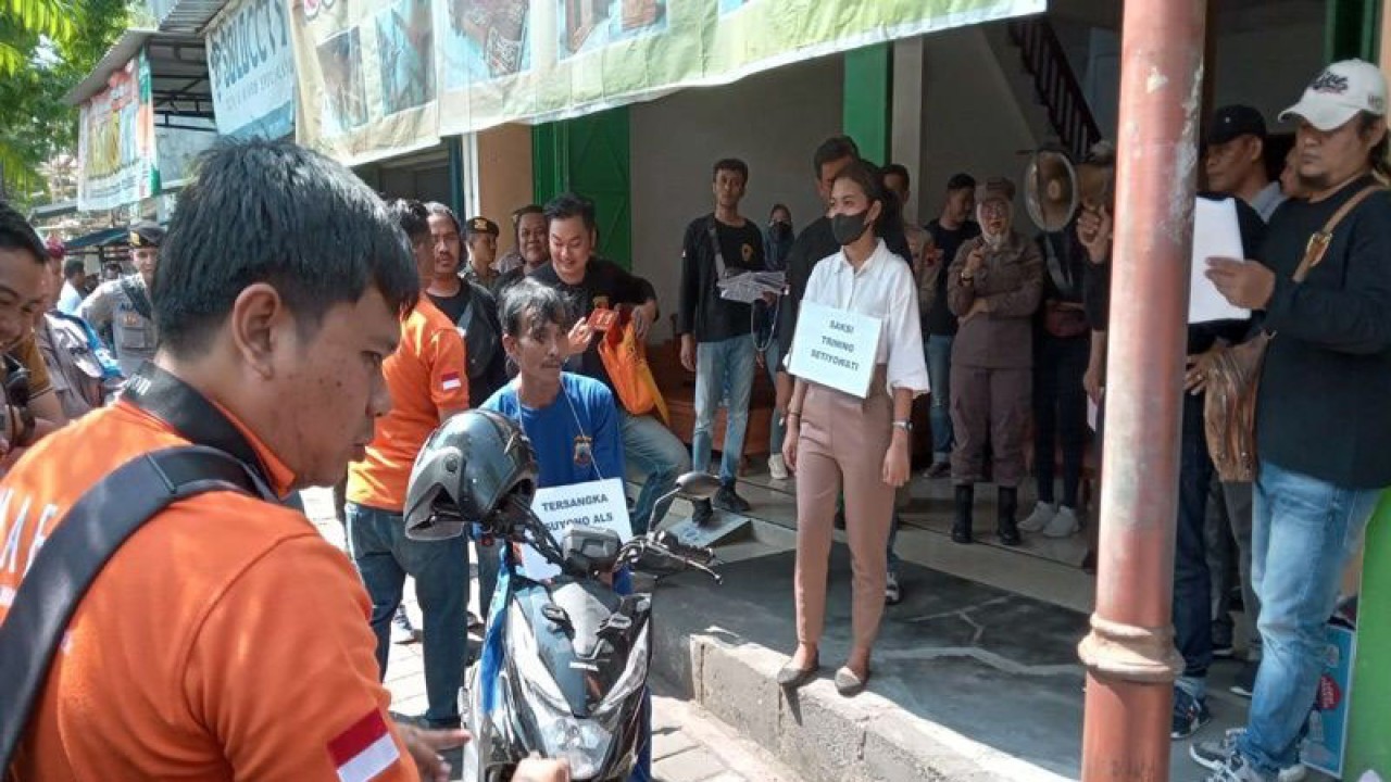 Tersangka Suyono melakukan sejumlah adegan membawa sepeda motor milik korban dalam reskonstruksi kasus pembunuhan cara mutilasi di depan Toko Mebel Yanto Jalan Ir Sukarno Grogol Solobaru Sukoharjo, Rabu (21/6/2023). ANTARA/Bambang Dwi Marwoto.