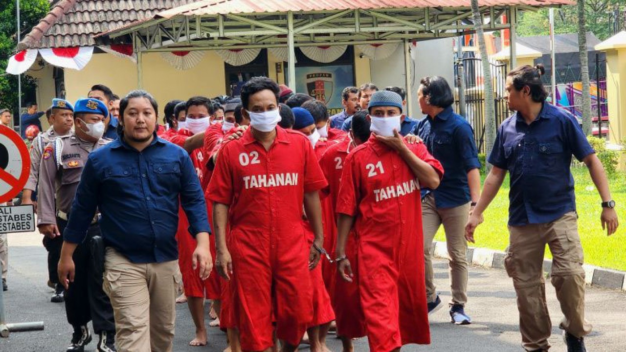 Puluhan tersangka kasus penyalahgunaan narkoba saat dihadirkan dalam pers rilis di Mapolrestabes Semarang, Selasa (ANTARA/ I.C.Senjaya)