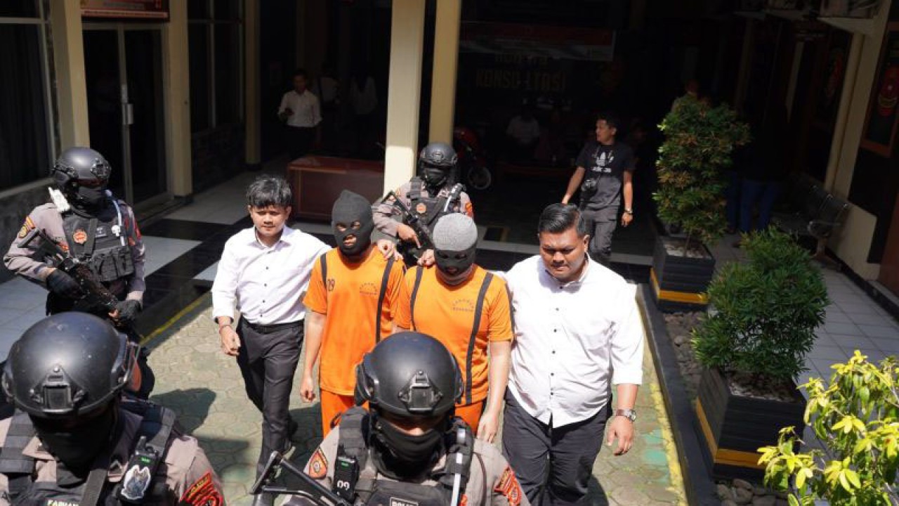 Satgas TPPO Polres Sukabumi Kota saat menggiring dua tersangka kasus TPPO yang ditangkap di wilayah Bandung, Jabar karena telah memperdagangkan lima perempuan asal Kota Sukabumi ke Kamboja. (ANTARA/Aditya Rohman)