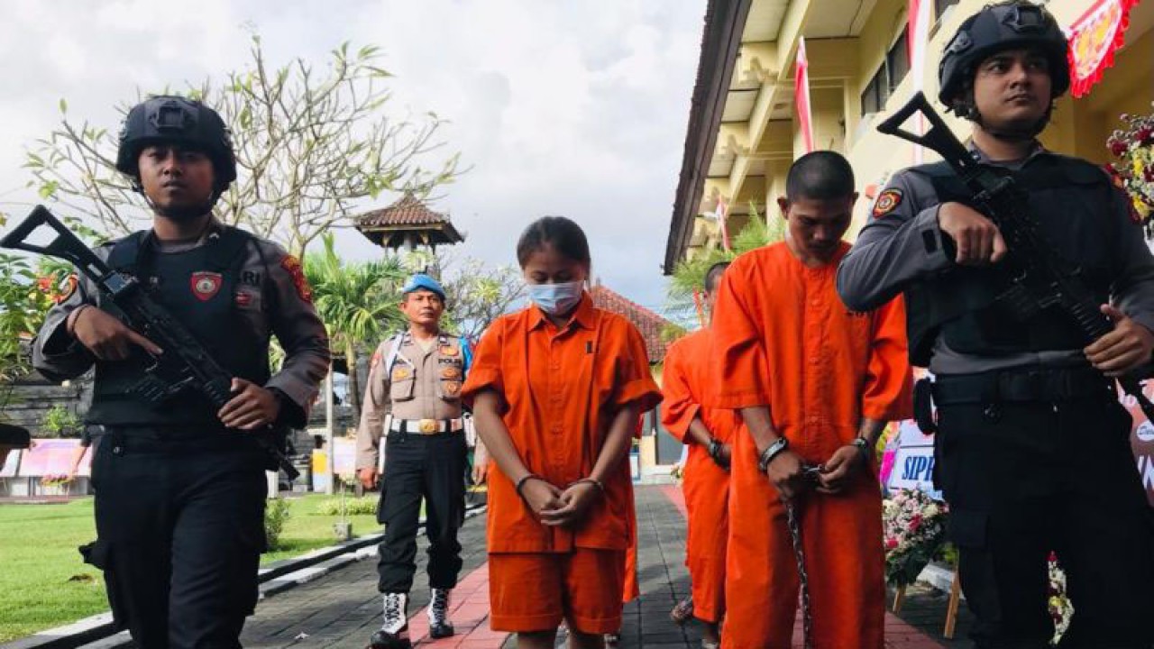 Personel Kepolisian Resor Kota Denpasar menggiring kedua tersangka Rani Rahmawati dan Bayu pada sesi konferensi pers di Mako Polresta Denpasar, Bali, Jumat (30/6/2023). ANTARA/Rolandus Nampu