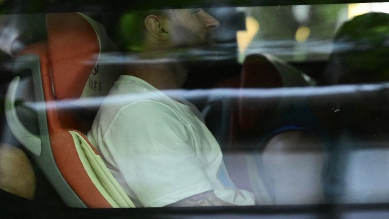 Pemain timnas Argentina Lionel Messi duduk dalam sebuah bus saat dia dan skuad timnas Argentina meninggalkan hotel untuk berlatih di Beijing pada 12 Juni 2023. Argentina akan menghadapi Australia on dalam laga persahabatan 15 Juni di Workers' Stadium, Beijing. (AFP/PEDRO PARDO)