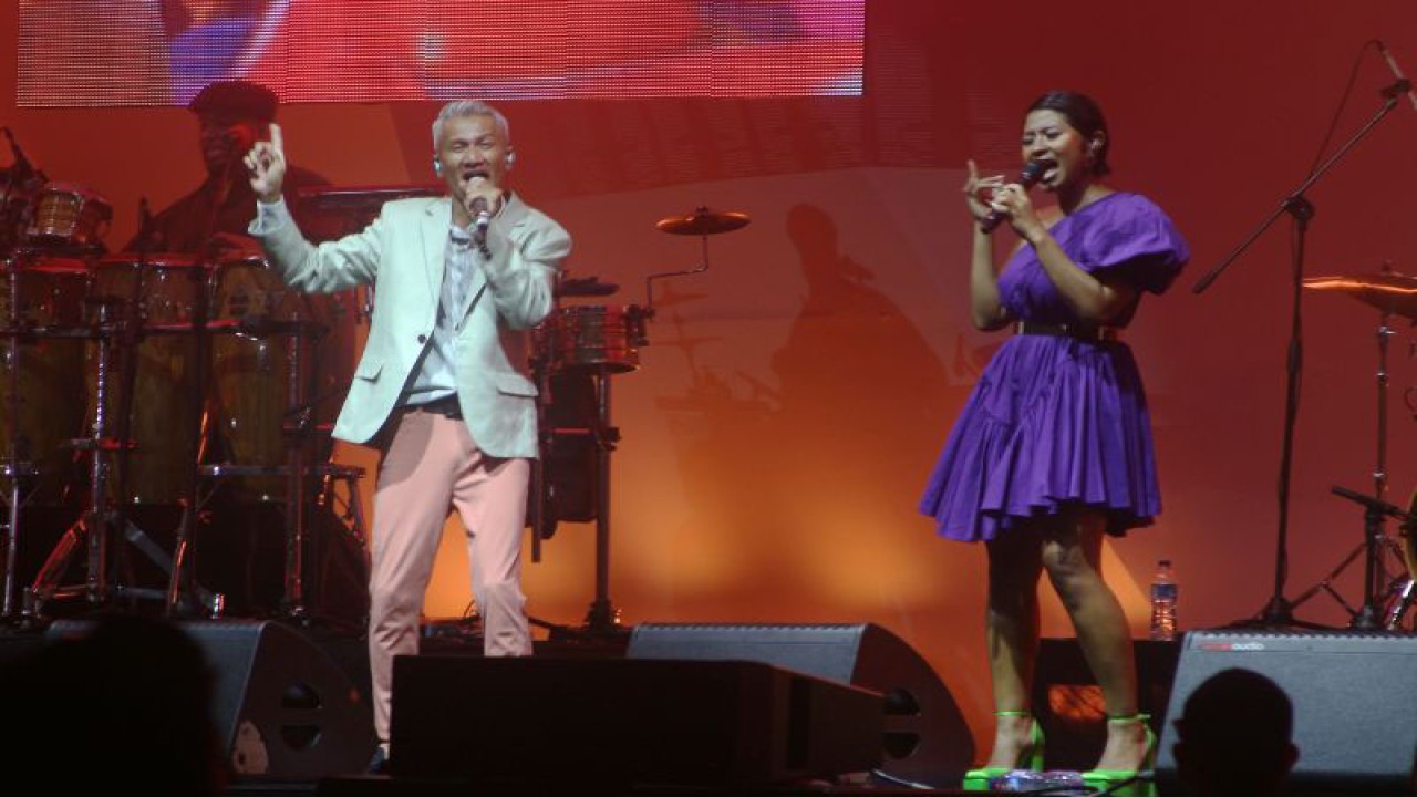 The Groove dan solois Dira saat tampil pada gelaran The Jakarta International BNI Java Jazz Festival 2023 di JIExpo Kemayoran Jakarta, Minggu (4/6). (ANTARA/Ahmad Faishal)