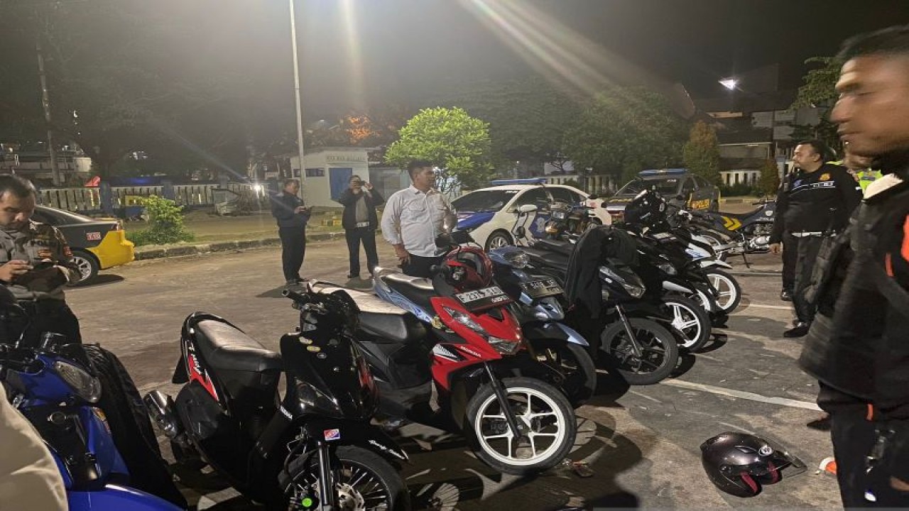 Tim Presisi Samapta Polres Sukabumi Kota saat memeriksa belasan pemuda yang tengah nongkrong di Terminal Tipe A KH Ahmad Sanusi Sukabumi, Kecamatan Baros, Kota Sukabumi, Jawa Barat. Tiga dari belasan pemuda ditahan akibat kedapatan membawa senjata tajam jenis clurit. (Antara/Aditya Rohman)