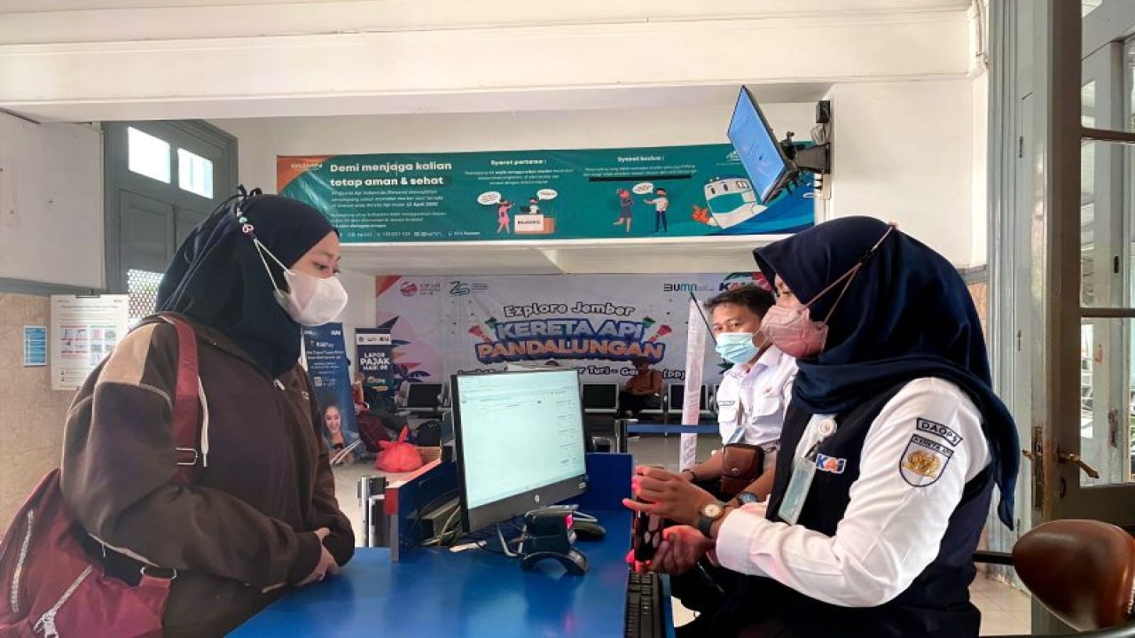 Foto arsip. Petugas mengecek tiket elektronik penumpang yang akan naik kereta di Stasiun Jember (ANTARA/HO-Humas KAI Daop 9 Jember)