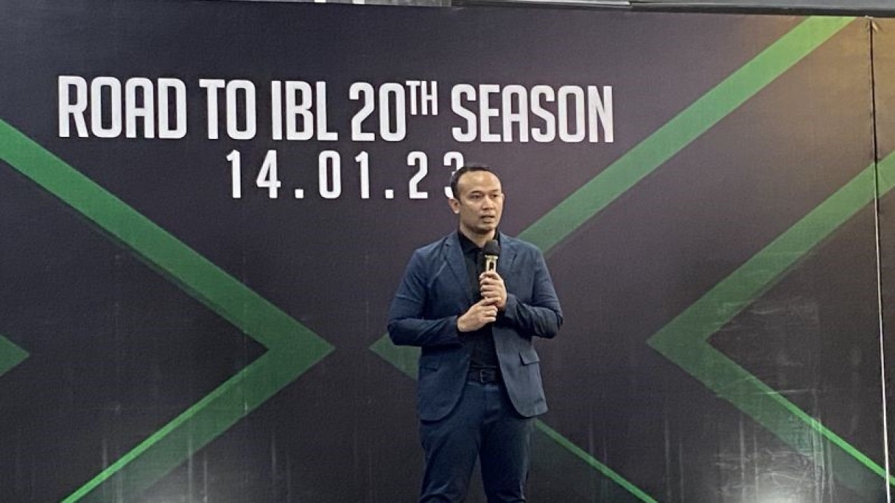 Direktur Utama IBL Junas Miradiarsyah memberikan pernyataan dalam acara “Media Day Road to IBL 2023” di Jakarta, Rabu (14/12/2022). (ANTARA/Shofi Ayudiana)